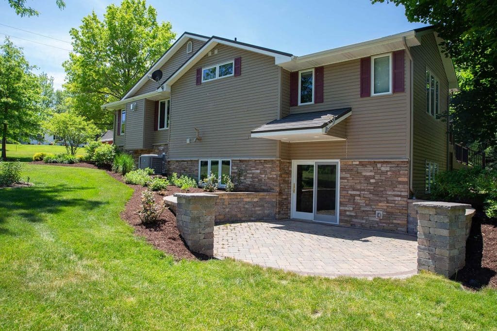 hardscape patio and seat wall